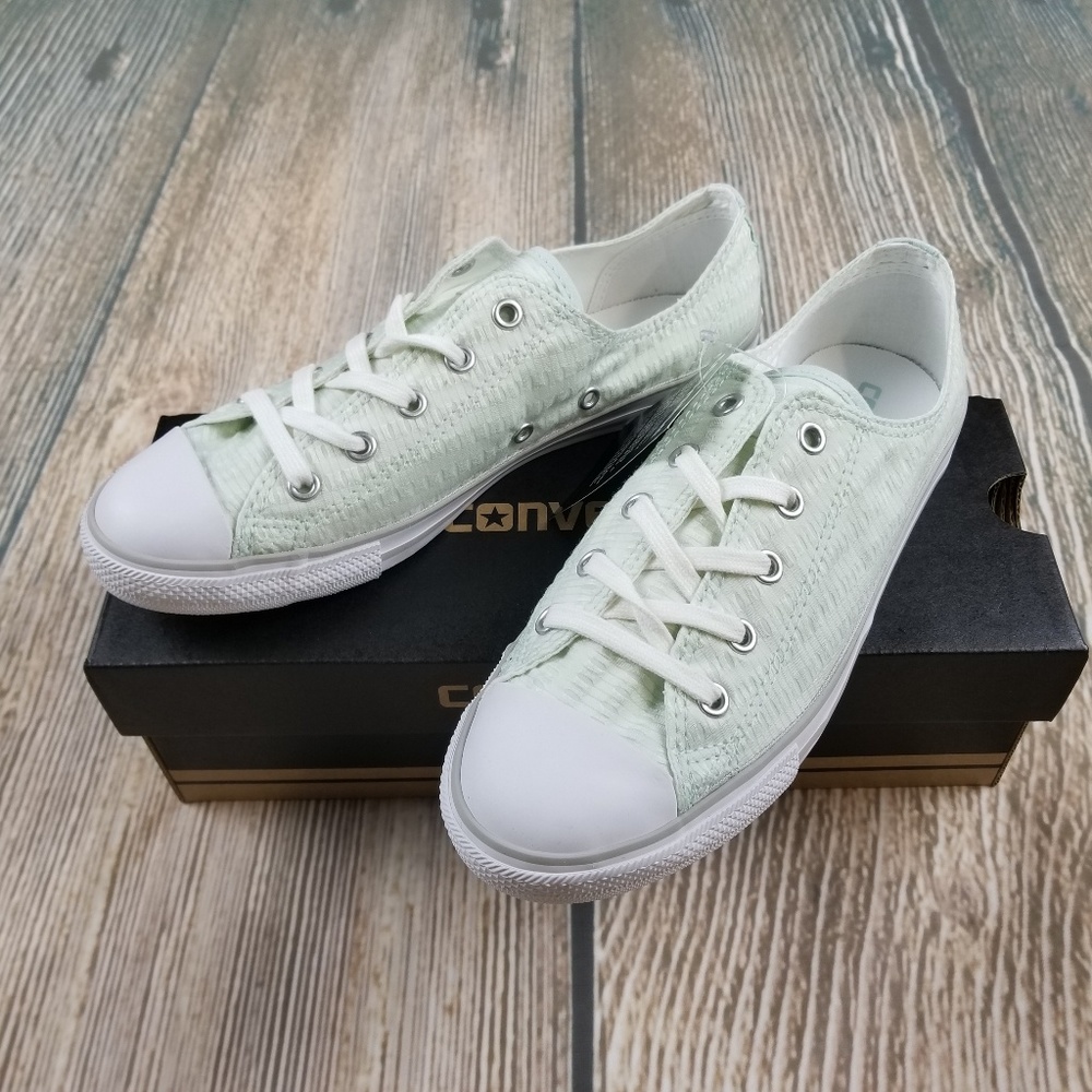 *NIB* CONVERSE Dainty Low Sneaker